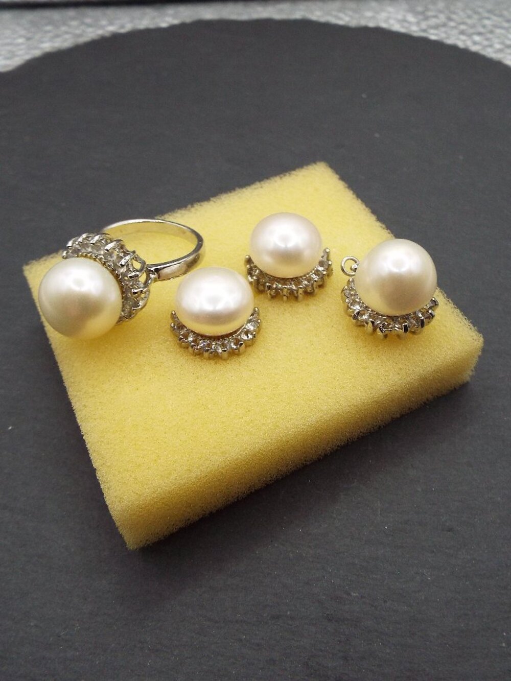 FAUX PERLS & DIMONDS RING, PENDANT & EARRINGS SILVERY SET G
